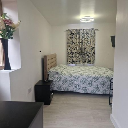 Studio Flat On Straight Road, Harold Hill, Havering ภายนอก รูปภาพ