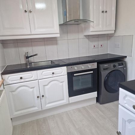 Studio Flat On Straight Road, Harold Hill, Havering ภายนอก รูปภาพ