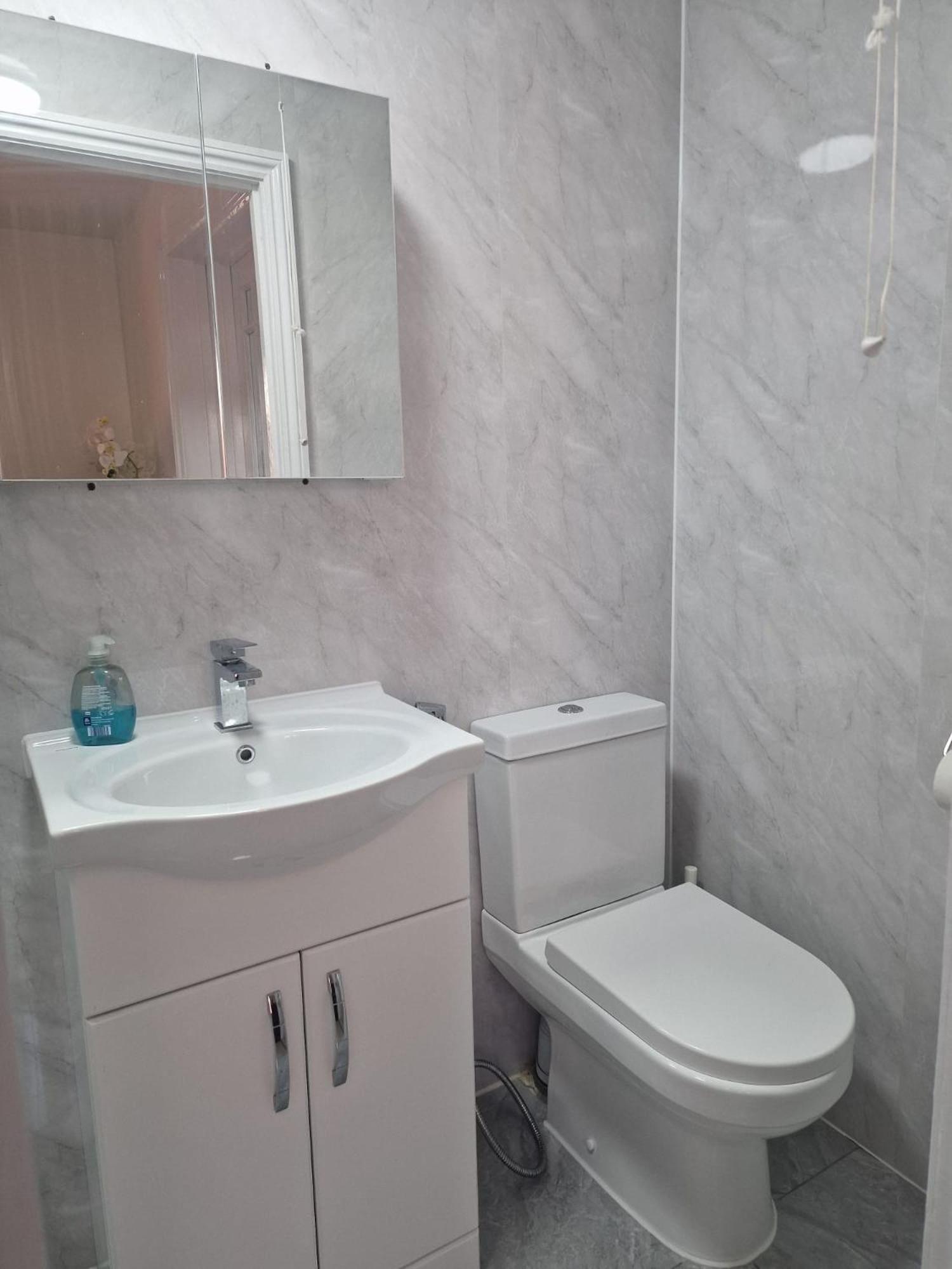 Studio Flat On Straight Road, Harold Hill, Havering ภายนอก รูปภาพ