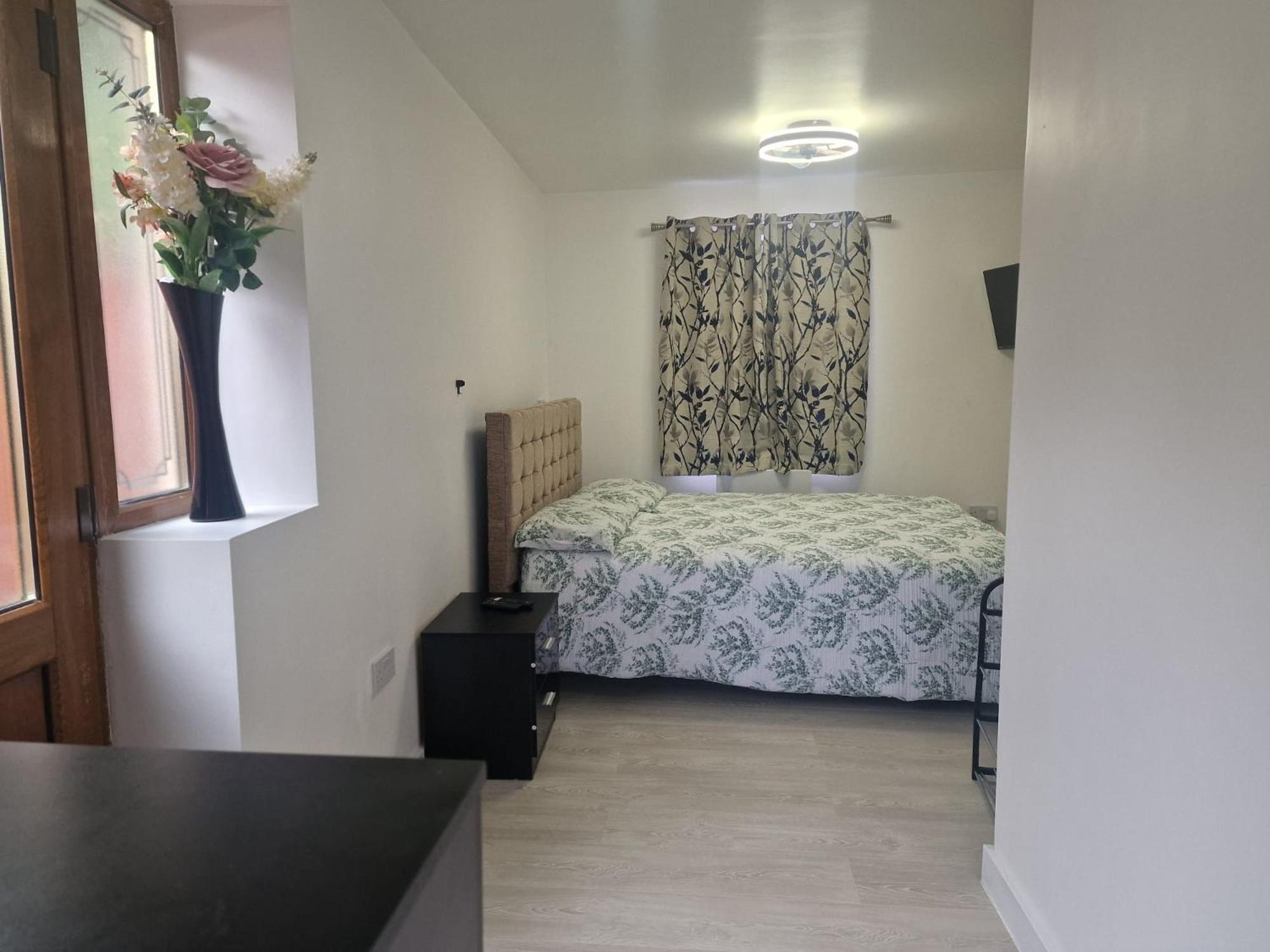 Studio Flat On Straight Road, Harold Hill, Havering ภายนอก รูปภาพ