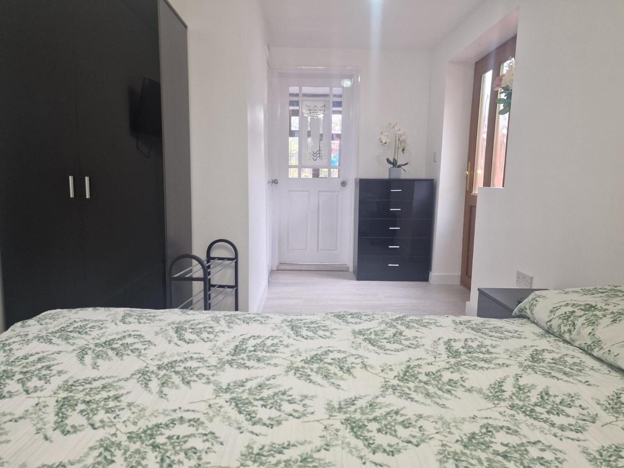 Studio Flat On Straight Road, Harold Hill, Havering ภายนอก รูปภาพ