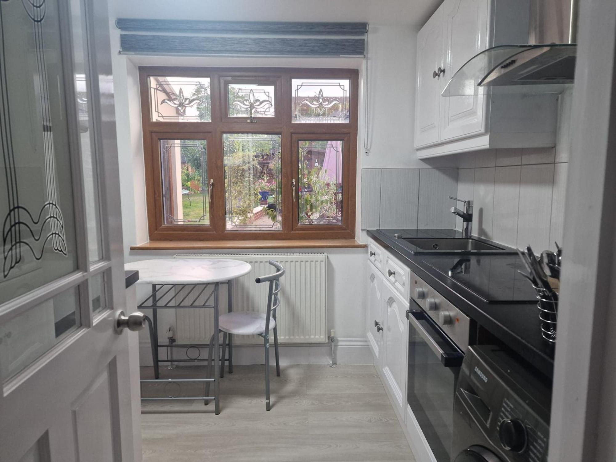 Studio Flat On Straight Road, Harold Hill, Havering ภายนอก รูปภาพ